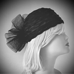 🖤 Vintage Black Fascinator Hat with Large Mesh Flower – RN#91786